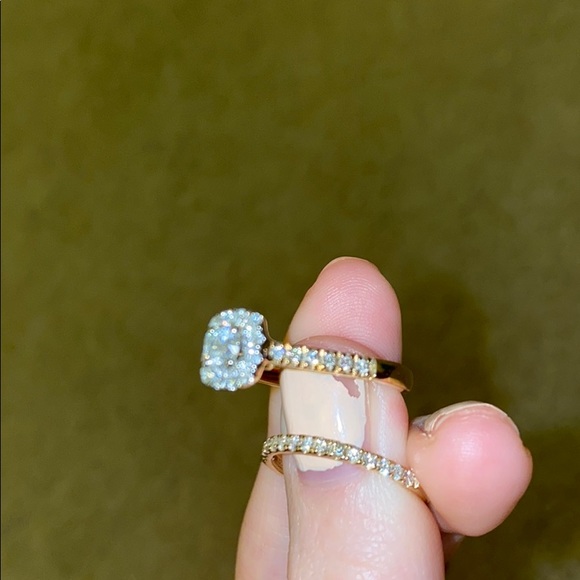 Beautiful engagement and wedding rings!!! 💎 - Picture 6 of 7